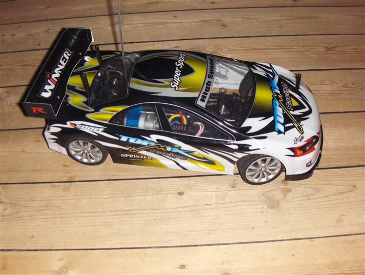 Bil HBX GTR CoolFire - Kun 2 dage gammel og allerede lidt skadet. Min lillebror kom til at træde på den - den kom for hurtigt imod ham. Og så endda på første prøvetur. Den fik også en sten i gearkassen så det blev en kort tur. billede 1