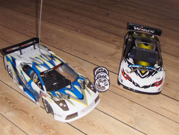 Bil HBX GTR CoolFire - Den komplette samling. Drift dækkene i midten. Drift karosseriet til højre, har lys indbygget. billede 3