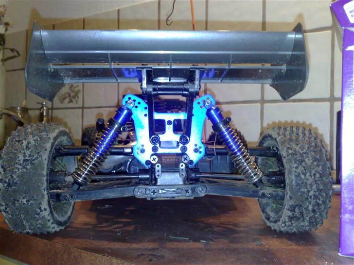 Buggy kyosho inferno mp 7.5 - Bilen bagfra, Mange af delene er af blå Chrom, og sort plastic. billede 4