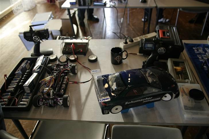 Bil Schumacher Mi3 - Mit 3. karos og mit værksteds bord. MI3´eren til venstre er min kammerarts billede 10