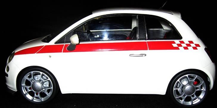 Bil FIAT 500 - De røde striber klæder bilen godt... billede 2