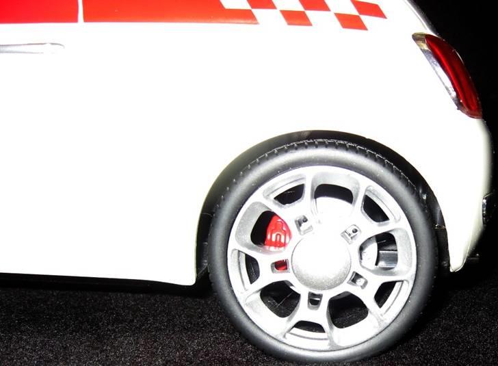 Bil FIAT 500 - Bemærk de røde bremsekalibre, der desværre drejer med hjulet rundt... billede 8