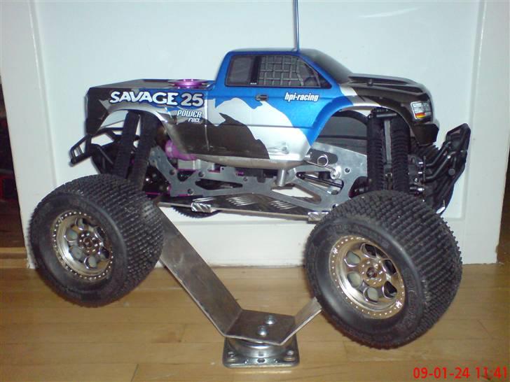 Bil Savage 25 Limited Edition - Her er bilen så på standeren billede 6