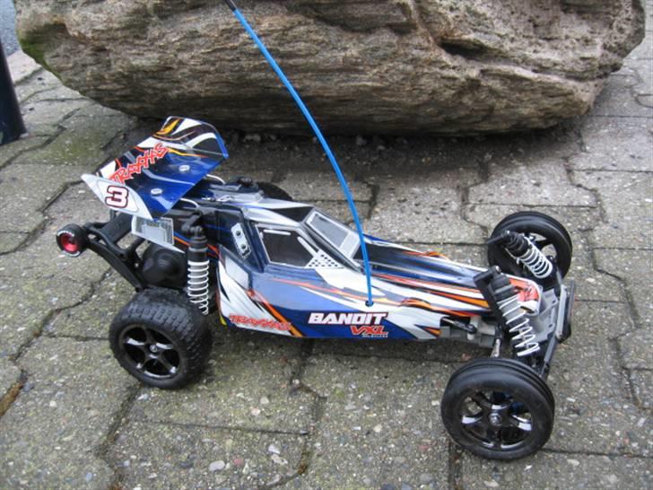 Buggy Traxxas Bandit VXL  - Fra siden i vådt vejr billede 11