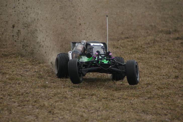 Off-Roader HPI Baja 5B - Der bliver smidt lidt jord billede 1