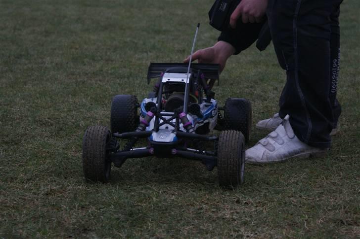 Off-Roader HPI Baja 5B - smadret karos.. og blanke bagdæk, den var ikke til at styre på vådt græs billede 5