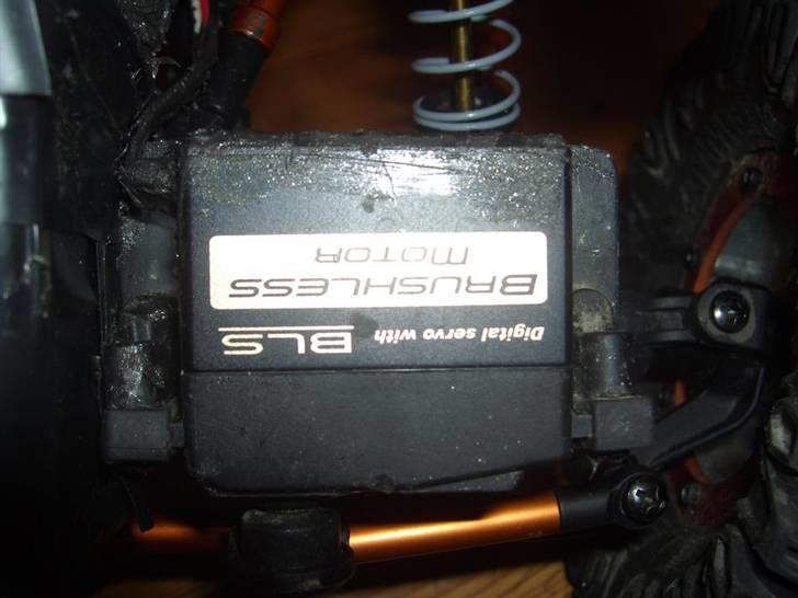 Off-Roader axial ax10 Land Rover 90" - futaba brushless digital servo på 19 kg den er lyn hurtig ,stærk og svine dyr. billede 17