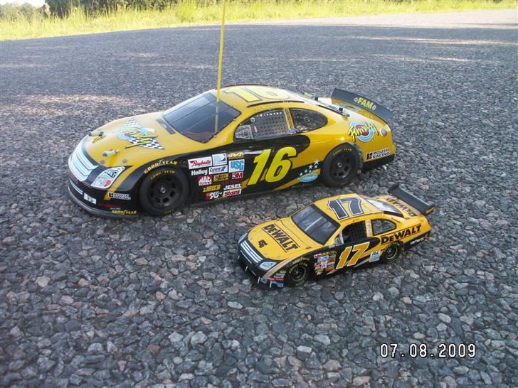 Bil Tamiya TA-03F Ford Fusion - Tamiya TA-03F Ford Fusion Matt Kenseth 17 (16) vs. Original 1:24 Nascar 17 Matt Kenseth Model billede 1