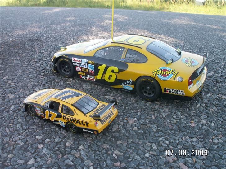 Bil Tamiya TA-03F Ford Fusion - Tamiya TA-03F Ford Fusion Matt Kenseth 17 (16) vs. Original 1:24 Nascar 17 Matt Kenseth Model billede 2