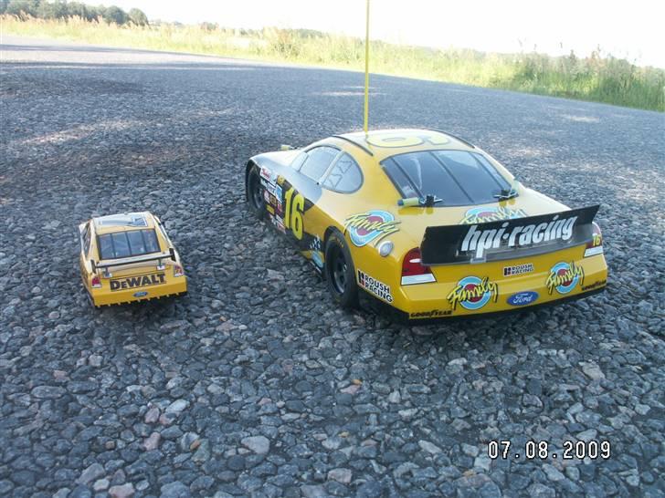 Bil Tamiya TA-03F Ford Fusion - Tamiya TA-03F Ford Fusion Matt Kenseth 17 (16) vs. Original 1:24 Nascar 17 Matt Kenseth Model billede 3