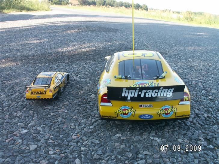 Bil Tamiya TA-03F Ford Fusion - Tamiya TA-03F Ford Fusion Matt Kenseth 17 (16) vs. Original 1:24 Nascar 17 Matt Kenseth Model billede 4