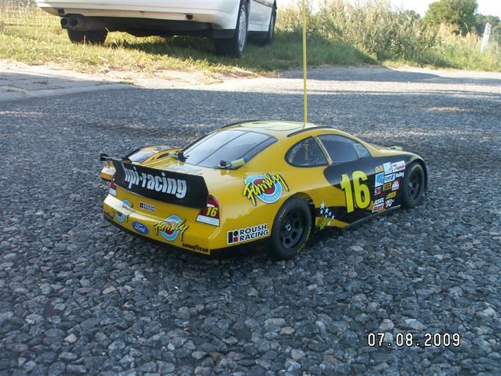 Bil Tamiya TA-03F Ford Fusion - Tamiya TA-03F Ford Fusion Matt Kenseth 17 (16) vs. Original 1:24 Nascar 17 Matt Kenseth Model billede 5