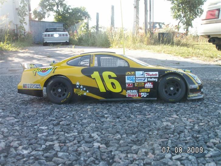 Bil Tamiya TA-03F Ford Fusion - Tamiya TA-03F Ford Fusion Matt Kenseth 17 (16) vs. Original 1:24 Nascar 17 Matt Kenseth Model billede 6