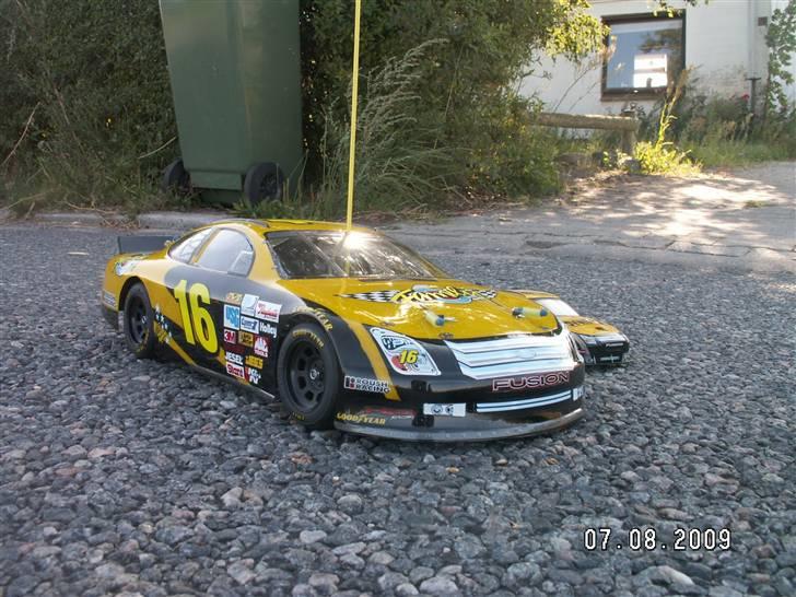 Bil Tamiya TA-03F Ford Fusion - Tamiya TA-03F Ford Fusion Matt Kenseth 17 (16) vs. Original 1:24 Nascar 17 Matt Kenseth Model billede 7