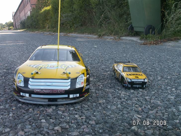 Bil Tamiya TA-03F Ford Fusion - Tamiya TA-03F Ford Fusion Matt Kenseth 17 (16) vs. Original 1:24 Nascar 17 Matt Kenseth Model billede 8