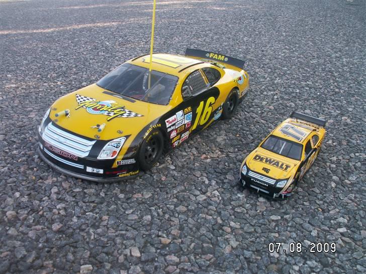 Bil Tamiya TA-03F Ford Fusion - Tamiya TA-03F Ford Fusion Matt Kenseth 17 (16) vs. Original 1:24 Nascar 17 Matt Kenseth Model billede 9