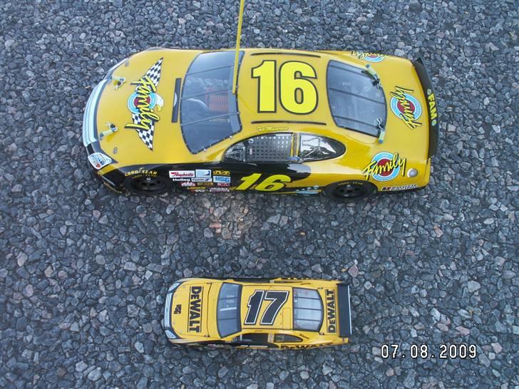 Bil Tamiya TA-03F Ford Fusion - Tamiya TA-03F Ford Fusion Matt Kenseth 17 (16) vs. Original 1:24 Nascar 17 Matt Kenseth Model billede 10
