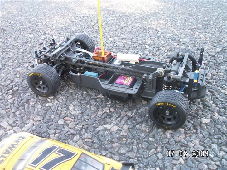 Bil Tamiya TA-03F Ford Fusion - Tamiya TA-03F Ford Fusion Matt Kenseth 17 (16) vs. Original 1:24 Nascar 17 Matt Kenseth Model billede 12