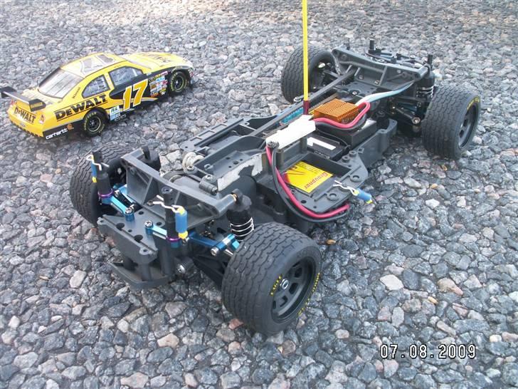 Bil Tamiya TA-03F Ford Fusion - Tamiya TA-03F Ford Fusion Matt Kenseth 17 (16) vs. Original 1:24 Nascar 17 Matt Kenseth Model billede 15