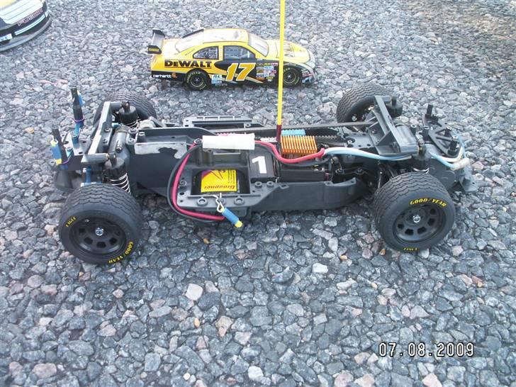 Bil Tamiya TA-03F Ford Fusion - Tamiya TA-03F Ford Fusion Matt Kenseth 17 (16) vs. Original 1:24 Nascar 17 Matt Kenseth Model billede 16