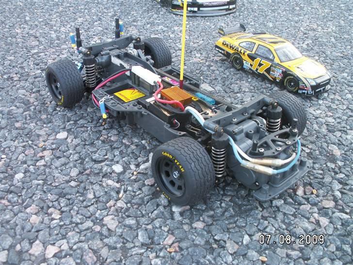 Bil Tamiya TA-03F Ford Fusion - Tamiya TA-03F Ford Fusion Matt Kenseth 17 (16) vs. Original 1:24 Nascar 17 Matt Kenseth Model billede 17