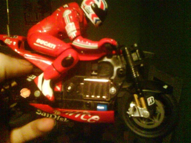Motorcykel ducati - pillet der sorte af :D billede 10
