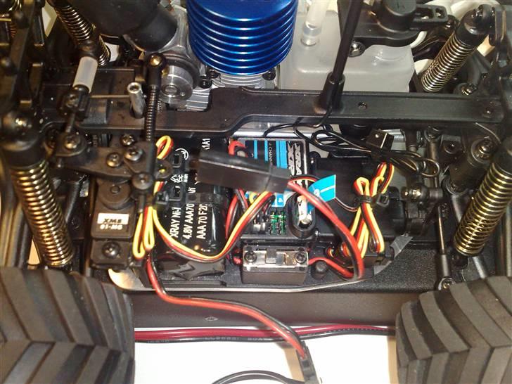 Truck Xray nt18mt - Alt på bilen er super kompakt, det gælder også elektroniken. billede 10