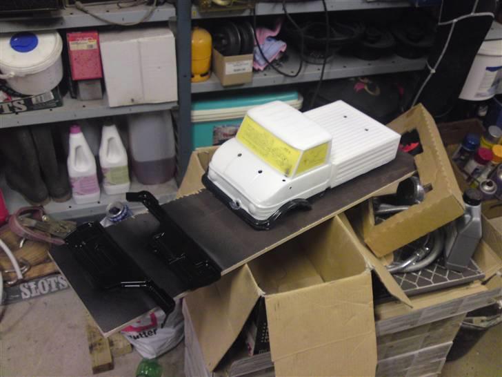 Off-Roader Unimog CR01 - Så fik den sku lidt kulør...skal nok komme nogle flere nå der kommer klistermærker på  billede 9