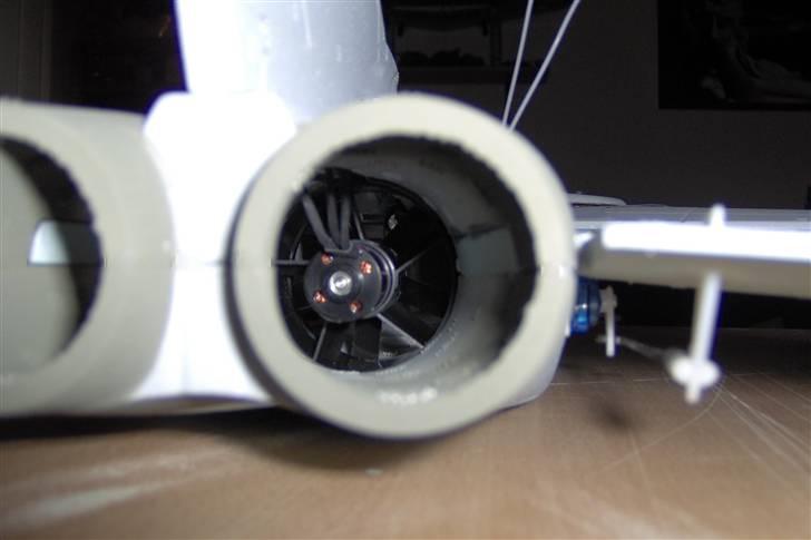 Fly Kyosho Panavia Tornado - Duct´en, hvor man lige kan skimte fan´en. billede 12
