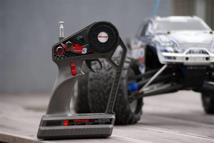 Off-Roader Revo 3.3 #5308 byttet - Selvfølgelig et billede af transmitteren. Den tror jeg vil blive skiftet for den føles godt nok billig. billede 7