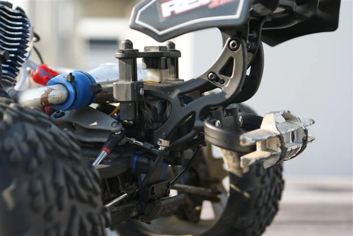 Off-Roader Revo 3.3 #5308 byttet - Hjemmemodificeret kofanger mount. Fungerer også lidt som wheeliebar nu. billede 10