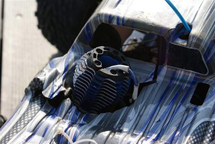 Off-Roader Revo 3.3 #5308 byttet - Karossen er åbenbart ikke så stærk hvis man lander for meget på taget. Den fik også skåret hul i glow plug kablet. Derfor er der tape på. billede 14