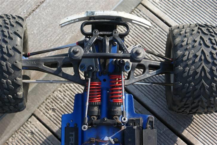 Off-Roader Revo 3.3 #5308 byttet - Fint billede af sway bar og støddæmper i funktion. billede 18