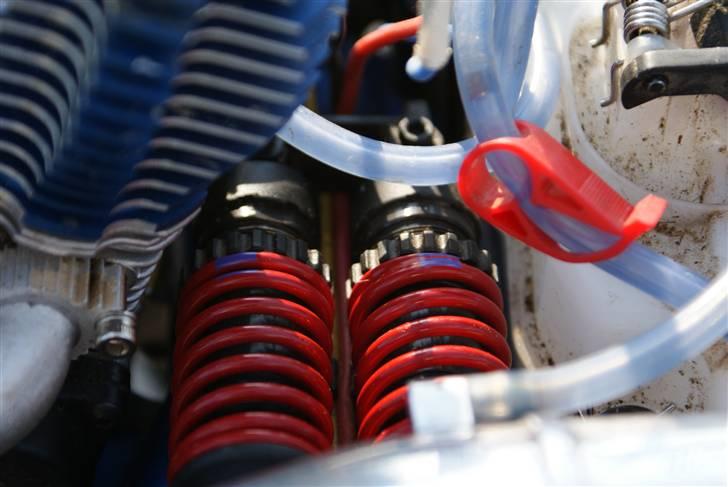 Off-Roader Revo 3.3 #5308 byttet - Purple!!! Jeg måtte bare have de stærkeste fjedre bagerst. Og jeg synes stadig den er lidt blød. Næste skridt bliver at skifte "gennemstrømnings dimmeren" inde i dæmperen. billede 20