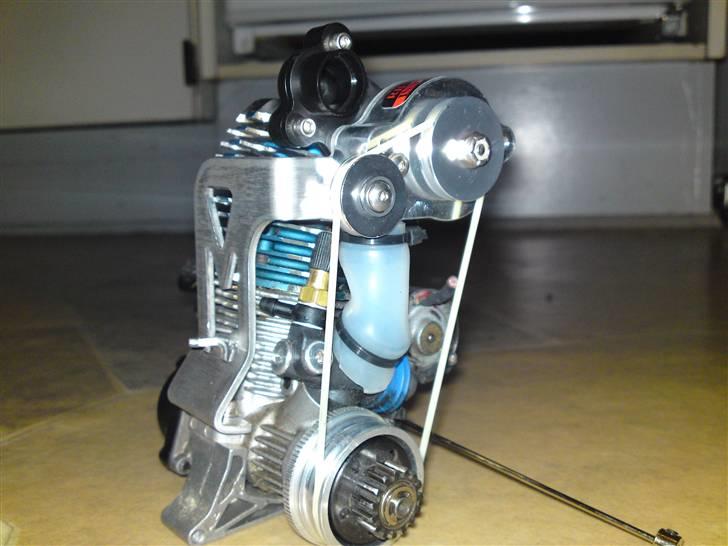 Truck Traxxas Revo 3,3 - kompressor monteret på orginal motoren billede 14