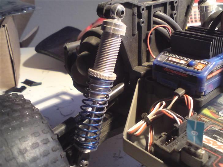 Bil Rustler Vxl - Så har jeg monteret andre støddæmper og fjedre i bag. billede 11