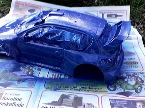 Bil Peugeot 206 "halvfærdig" - så blev dyret malet billede 7