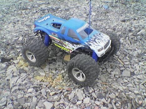 Truck Team Losi LST - Lst i størrelsesperspektiv med en 9mm bergmann billede 1