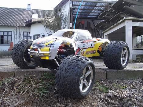 Off-Roader Traxxas REVO - Nedefra i modlys billede 3