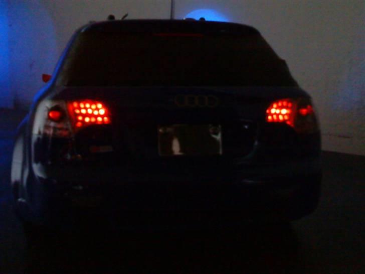 Bil Audi RS4 Avant (HBX 1:10) Solgt - Audi´en set bagfra (I mørke) billede 4