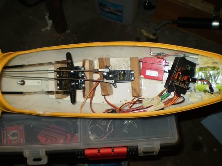 Fly SB-10 - Lidt indmad. Monteret med 12kg servo´er :-O Den i midten er til bremserne i vingerne billede 6