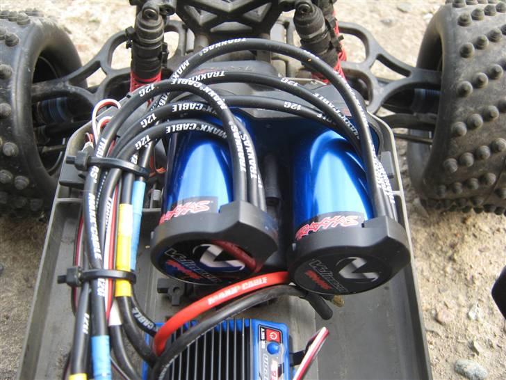 Off-Roader :E-Maxx V Twin Lipo og Bl - V-Twin opsætning , 2 x VXL-3s ESC og 2 x Velineon extreme 3500 kv brushless power system.....(-: billede 18