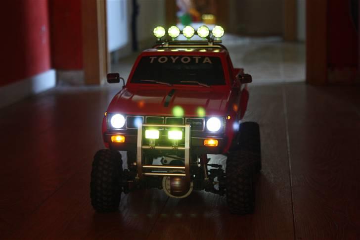 Off-Roader Tamiya Hilux HL - kan slukke og tænde for alle 7 prosiktøre fra fjernbetjæning og dæmpe lyset i de 2 alm lygter. possisons lyset i kofanger lyser altid når bilen er tændt billede 11