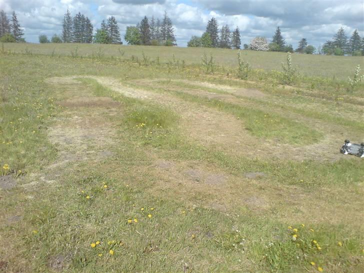 Truck Traxxas Slash - Solgt! - Et billede af hele banen. Banen er noget tydeligere IRL, og hoppene er ret store, det er bare ikke til at se på billederne billede 12