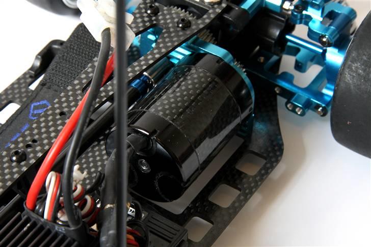 Bil Tamiya TT-01E Fairlady Z - Team Orion motoren er mest til pynt, da den har sine problemer i mellem-optræksområdet (det findes ikke) - men den ser sku godt ud på en carbon bil...  billede 13