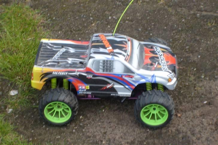 Bil 4x4 monstertruck - en god og flot bil ude fra  billede 1