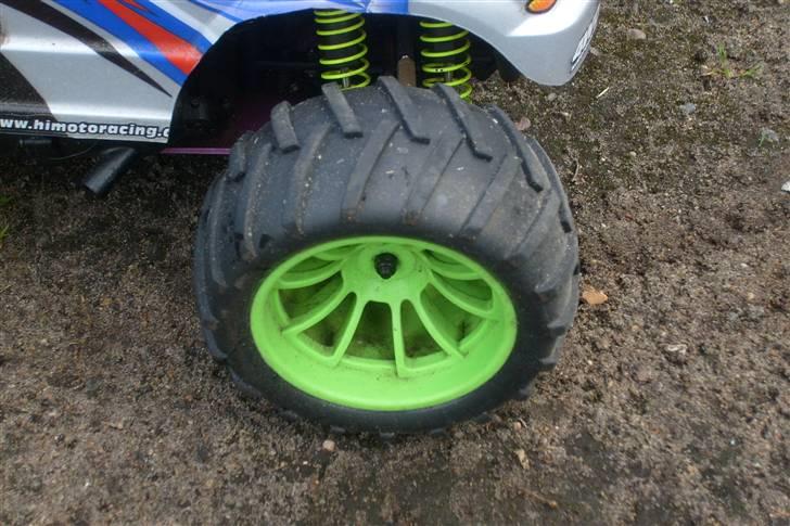 Bil 4x4 monstertruck - et stort flot hjul billede 3