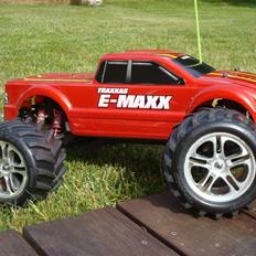 Bil Traxxas E-maxx