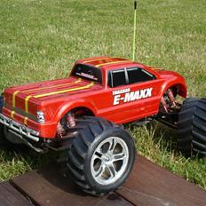 Bil Traxxas E-maxx