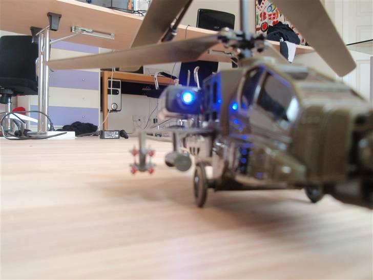 Helikopter AH-64 billede 1